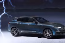 Ô tô điện đi giữa trời mưa sấm chớp có an toàn không?