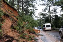 Bác tài "cứng' mách kinh nghiệm lái xe đường đèo dốc khi trời mưa lớn