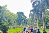 Công viên Thủ Lệ “hút” khách tham quan dịp cuối tuần