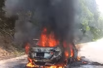 Ô tô chở 5 người bốc cháy dữ dội trên đường