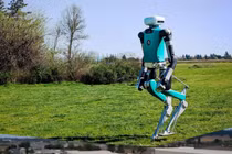 Nhà máy sản xuất robot hình người đầu tiên trên thế giới có gì?