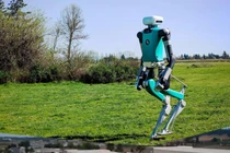 Nhà máy sản xuất robot hình người đầu tiên trên thế giới có gì?