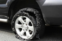 Làm gì để tránh nổ lốp ô tô?