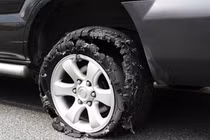 Làm gì để tránh nổ lốp ô tô?