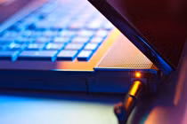 Vừa sạc vừa dùng laptop có sao không?