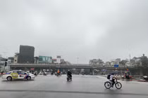 Dự báo thời tiết ngày 12/4: Bắc Bộ nồm ẩm khó chịu, Nam Bộ nắng nóng