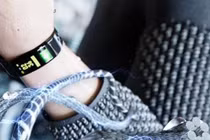 Phát hiện loại vải mới tạo ra điện từ mồ hôi và chuyển động