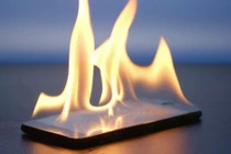 Nguy hiểm thế nào khi để điện thoại dưới ánh nắng?