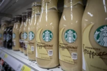 Mỹ thu hồi hơn 300.000 chai cà phê Starbucks có chứa thủy tinh