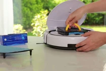 Cách vệ sinh robot hút bụi đơn giản tại nhà