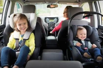 Vì sao nên để trẻ ngồi quay mặt về phía sau xe ô tô?