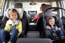 Vì sao nên để trẻ ngồi quay mặt về phía sau xe ô tô?