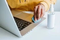 Cách loại bỏ mồ hôi và dầu trên MacBook cực hiệu quả