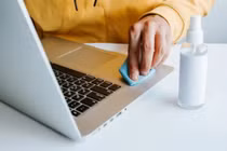 Cách loại bỏ mồ hôi và dầu trên MacBook cực hiệu quả