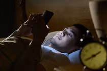 Sử dụng điện thoại trước khi ngủ: 5 tác hại nghiêm trọng