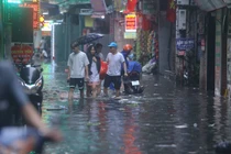 Người dân Hà Nội bì bõm lội nước sau cơn mưa lớn