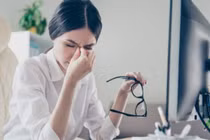Ngồi làm việc máy tính khiến mắt bị khô và biện pháp khắc phục