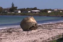 Giải mã vật thể bí ẩn xuất hiện trên bãi biển Úc