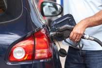 Vì sao không nên đổ xăng đầy bình ô tô?