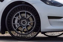 Lốp không cần hơi: Cứng chắc như titan, đàn hồi như cao su