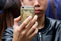 Mối hiểm họa lớn từ thói quen bỏ tiền trong ốp lưng điện thoại