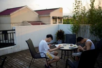 Trung Quốc muốn hạn chế thời gian dùng điện thoại của trẻ em