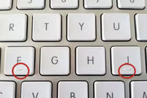 Vì sao phím F và J trên bàn phím máy tính lại có đường lằn ngang?