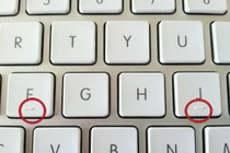 Vì sao phím F và J trên bàn phím máy tính lại có đường lằn ngang?