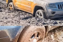 Mẹo xử lý ô tô bị sa lầy mùa mưa bão đơn giản, hiệu quả