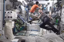 Phi hành gia xử lý quần áo bẩn thế nào khi không có nước?