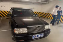 Mục sở thị Toyota Crown "bộ trưởng biển xanh" từ 462 triệu đồng