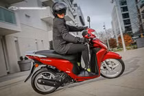 Honda Vision giá rẻ, bán "siêu đắt" tới 92 triệu đồng tại Anh quốc