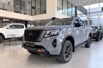 Nissan Navara giảm tới 80 triệu đồng "đua" doanh số Ford Ranger