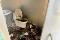 Cận cảnh nhà vệ sinh công cộng bỏ hoang, ô uế ở Hà Nội