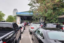 Xe xếp hàng dài chờ đăng kiểm ở Hà Nội