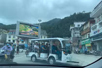 Lào Cai: “Thả cửa” thí điểm, xe điện tung hoành, Sa Pa thêm ùn tắc