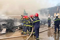 Cháy kho chứa đệm mút ở Thanh Oai, Hà Nội