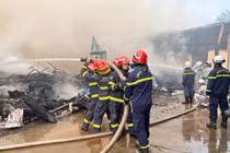 Cháy kho chứa đệm mút ở Thanh Oai, Hà Nội