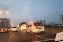 Hà Nội: Tái diễn ô tô đi vào làn khẩn cấp, xe cấp cứu gặp khó 