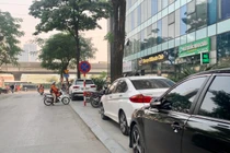 Hà Nội: Có lệnh cấm, vỉa hè lát đá...vẫn "oằn mình" gánh ô tô?