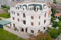 Chiêm ngưỡng biệt thự gỗ gõ đỏ châu Phi độc đáo ở Hà Nội