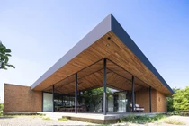 Ngôi nhà cấp 4 bằng đá ong và gỗ đẹp mê mẩn trên báo Mỹ