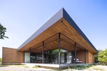 Ngôi nhà cấp 4 bằng đá ong và gỗ đẹp mê mẩn trên báo Mỹ