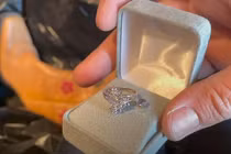 Mua nhà cũ, sững sờ phát hiện “kho báu” đột nhiên lộ diện 