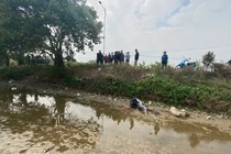 Phát hiện thi thể nam thanh niên và xe máy dưới mương cạn ở Hà Nam