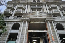 Cận cảnh "lâu đài" bỏ hoang giữa lòng thành phố di sản