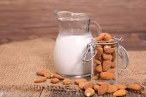 Mách bạn 4 công thức sữa hạt giúp đẹp da, giữ dáng