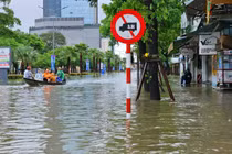 Mưa trắng trời, đường phố Huế chìm trong biển nước