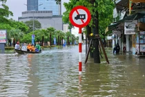 Mưa trắng trời, đường phố Huế chìm trong biển nước