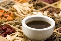 Dùng thuốc nam trị sỏi thận, bệnh nhân nữ bị hoại tử da toàn thân